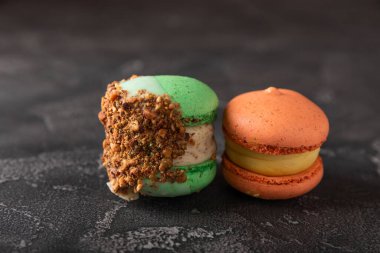 Koyu mermer arka planda lezzetli çilekli kurabiyeler. Fransız kurabiyeli kurabiye. Mutfak ve yemek pişirme konsepti. Uzayı kopyala en üstteki görünüm.