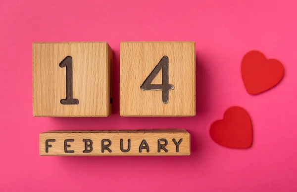 Valentijnsdag Thema Met Houten Blokken Kalender Schattige Rode Harten Roze — Stockfoto