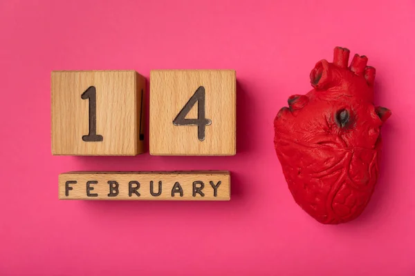 Valentijnsdag Thema Met Houten Blokken Kalender Rode Harten Roze Achtergrond — Stockfoto