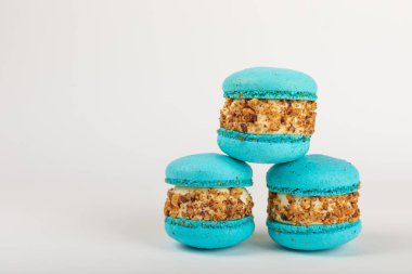 Beyaz arka planda Fransız kurabiyeleri. Fransız tatlısı. Güzel masa. Uzayı kopyala Metin için yer.