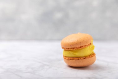 Mermer zemin üzerinde lezzetli badem kurabiyeleri. Renkli badem meyveli kurabiyeler. Mutfak ve aşçılık konsepti. Kopya alanı..