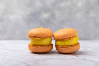 Mermer zemin üzerinde lezzetli badem kurabiyeleri. Renkli badem meyveli kurabiyeler. Mutfak ve aşçılık konsepti. Kopya alanı..