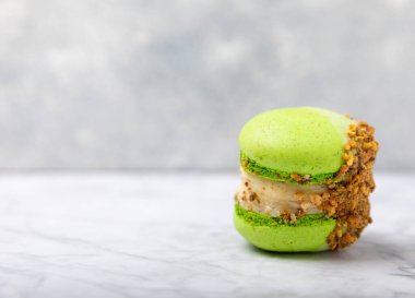 Mermer zemin üzerinde lezzetli badem kurabiyeleri. Renkli badem meyveli kurabiyeler. Mutfak ve aşçılık konsepti. Kopya alanı..