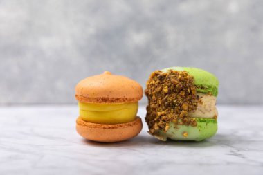 Mermer zemin üzerinde lezzetli badem kurabiyeleri. Renkli badem meyveli kurabiyeler. Mutfak ve aşçılık konsepti. Kopya alanı..