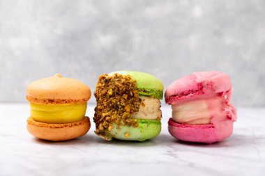 Mermer zemin üzerinde lezzetli badem kurabiyeleri. Renkli badem meyveli kurabiyeler. Mutfak ve aşçılık konsepti. Kopya alanı..