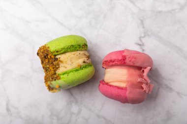 Mermer zemin üzerinde lezzetli badem kurabiyeleri. Renkli badem meyveli kurabiyeler. Mutfak ve aşçılık konsepti. Kopya alanı..