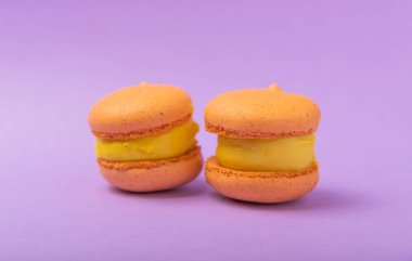 Leylak arkaplanlı Fransız kurabiyeleri. Fransız tatlısı. Güzel masa. Boşluğu kopyala. Mesaj için yer