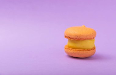 Leylak arkaplanlı Fransız kurabiyeleri. Fransız tatlısı. Güzel masa. Boşluğu kopyala. Mesaj için yer