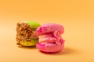 Sarı arka planda Fransız kurabiyeleri. Fransız tatlısı. Güzel masa. Boşluğu kopyala. Mesaj için yer.