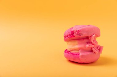 Sarı arka planda Fransız kurabiyeleri. Fransız tatlısı. Güzel masa. Boşluğu kopyala. Mesaj için yer.