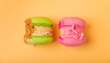 Sarı arka planda Fransız kurabiyeleri. Fransız tatlısı. Güzel masa. Boşluğu kopyala. Mesaj için yer.