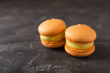 Koyu mermer arka planda lezzetli çilekli kurabiyeler. Fransız kurabiyeli kurabiye. Mutfak ve yemek pişirme konsepti. Boşluğu kopyala. 