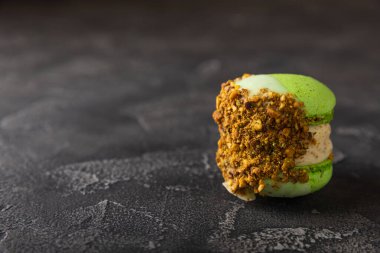 Koyu mermer arka planda lezzetli çilekli kurabiyeler. Fransız kurabiyeli kurabiye. Mutfak ve yemek pişirme konsepti. Boşluğu kopyala. 