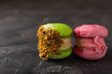 Koyu mermer arka planda lezzetli çilekli kurabiyeler. Fransız kurabiyeli kurabiye. Mutfak ve yemek pişirme konsepti. Boşluğu kopyala. 