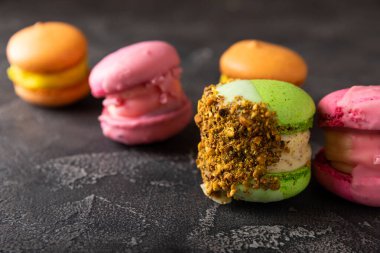 Koyu mermer arka planda lezzetli çilekli kurabiyeler. Fransız kurabiyeli kurabiye. Mutfak ve yemek pişirme konsepti. Boşluğu kopyala. 