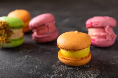 Koyu mermer arka planda lezzetli çilekli kurabiyeler. Fransız kurabiyeli kurabiye. Mutfak ve yemek pişirme konsepti. Boşluğu kopyala. 