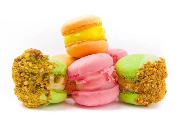 Beyaz arka planda Fransız kurabiyeleri. Fransız tatlısı. Güzel masa. Uzayı kopyala Metin için yer.