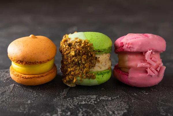 Koyu mermer arka planda lezzetli çilekli kurabiyeler. Fransız kurabiyeli kurabiye. Mutfak ve yemek pişirme konsepti. Boşluğu kopyala. 