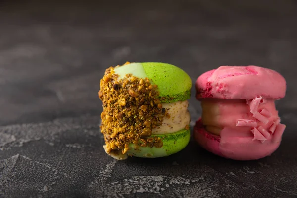 Koyu mermer arka planda lezzetli çilekli kurabiyeler. Fransız kurabiyeli kurabiye. Mutfak ve yemek pişirme konsepti. Boşluğu kopyala. 