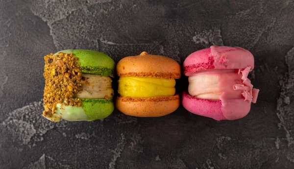 Koyu mermer arka planda lezzetli çilekli kurabiyeler. Fransız kurabiyeli kurabiye. Mutfak ve yemek pişirme konsepti. Boşluğu kopyala. 