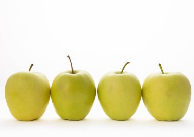 Beyaz arka planda izole edilmiş taze yeşil elmalar. Çevre dostu ürün.