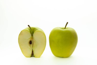 Beyaz arka planda izole edilmiş taze yeşil elmalar. Çevre dostu ürün.