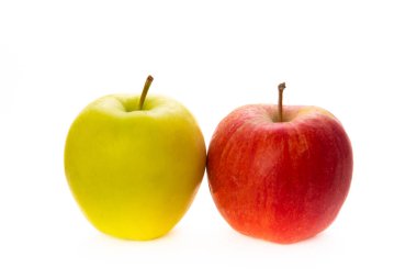 Beyaz arka planda izole edilmiş taze kırmızı ve yeşil elmalar. Çevre dostu ürün. Konsept farklı. Çeşit çeşit
