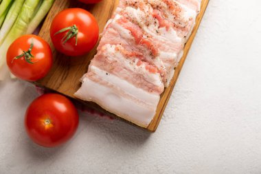 Domuz yağı, yeşil soğan, ev yapımı ekmek ve kiraz domatesli gri taşlı arka plan. Salo olsun. Lezzetli tuzlu domuz yağı ve biber. Kopya için yer var. Metin için boşluk.