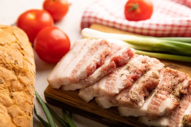 Domuz yağı, yeşil soğan, ev yapımı ekmek ve kiraz domatesli gri taşlı arka plan. Salo olsun. Lezzetli tuzlu domuz yağı ve biber. Kopya için yer var. Metin için boşluk.