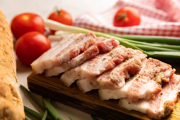 Domuz yağı, yeşil soğan, ev yapımı ekmek ve kiraz domatesli gri taşlı arka plan. Salo olsun. Lezzetli tuzlu domuz yağı ve biber. Kopya için yer var. Metin için boşluk.