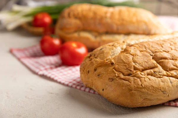 Φρέσκο Σπιτικό Ψωμί Πράσινα Κρεμμύδια Και Ντοματίνια Πετσέτα Κουζίνας Γκρι — Φωτογραφία Αρχείου