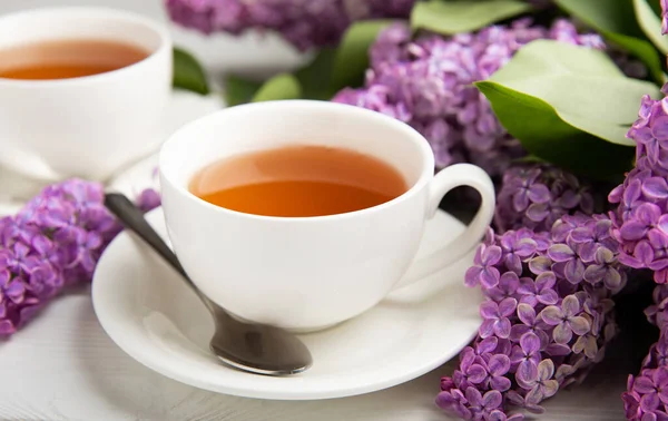 Egy Csésze Zöld Tea Háttérben Egy Tavaszi Csokor Orral Texturált — Stock Fotó