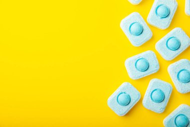 Sarı zemin üzerindeki suyu yumuşatmak için tabletler. Kireç boyutunu engelleyen çamaşır makineleri ve bulaşık makineleri için kapsüller. Kopyalanacak yer.