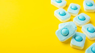 Sarı zemin üzerindeki suyu yumuşatmak için tabletler. Kireç boyutunu engelleyen çamaşır makineleri ve bulaşık makineleri için kapsüller. Kopyalanacak yer.