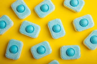 Sarı zemin üzerindeki suyu yumuşatmak için tabletler. Kireç boyutunu engelleyen çamaşır makineleri ve bulaşık makineleri için kapsüller. Kopyalanacak yer.