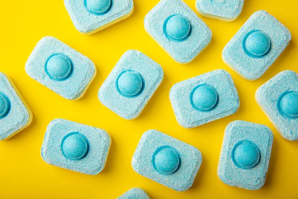 Sarı zemin üzerindeki suyu yumuşatmak için tabletler. Kireç boyutunu engelleyen çamaşır makineleri ve bulaşık makineleri için kapsüller. Kopyalanacak yer.