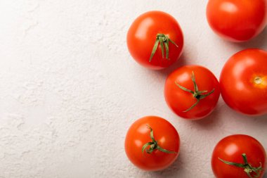 Gri dokuda taze kırmızı domates. Yeşil saplı kiraz domatesleri. Taze sebzeler. Kopyalanacak yer.