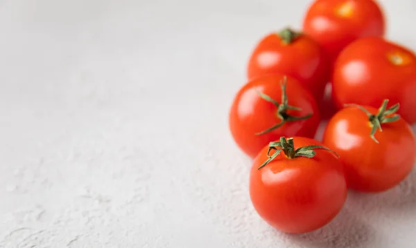 Färska Röda Tomater Grå Konsistens Bakgrund Körsbärstomater Med Gröna Stjälkar — Stockfoto