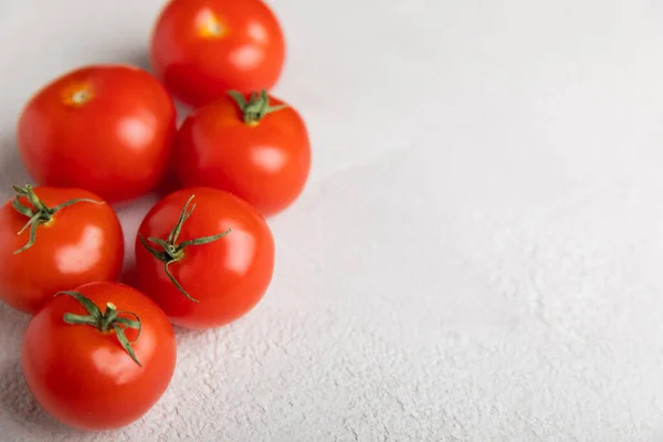 Färska Röda Tomater Grå Konsistens Bakgrund Körsbärstomater Med Gröna Stjälkar — Stockfoto