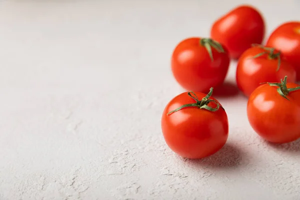 Tomates Rojos Frescos Sobre Fondo Textura Gris Tomates Cherry Con — Foto de Stock
