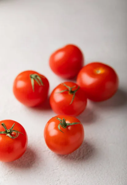 Tomates Rojos Frescos Sobre Fondo Textura Gris Tomates Cherry Con — Foto de Stock