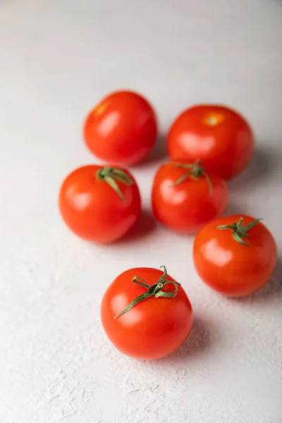 Verse Rode Tomaten Grijze Textuur Achtergrond Kerstomaten Met Groene Stengels — Stockfoto