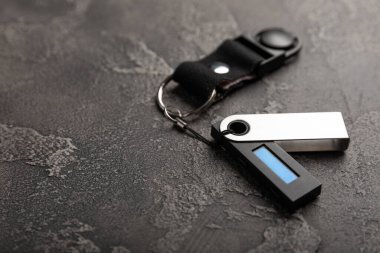 Siyah mermer arka planda kripto para donanımı soğuk cüzdan. Soğuk cüzdan. Kazanç ve yatırım kavramı. Kopyalanacak yer.