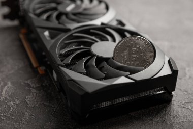 Bitcoin grafiksel video kartı, kripto para işlem teknolojisi konsepti üzerinde. Kopyala uzayı. Şifreleme para birimi.