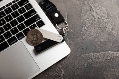 Kripto para birimi donanım soğuk cüzdanı ve klavyesinde bitcoin var. Soğuk cüzdan. Kazanç ve yatırım kavramı. Kopyalanacak yer.
