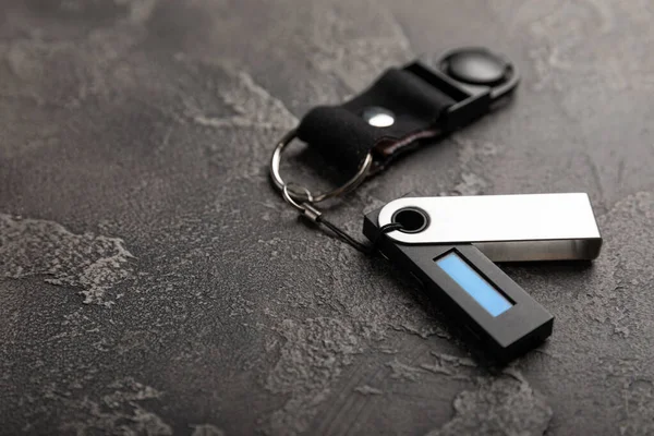 Siyah mermer arka planda kripto para donanımı soğuk cüzdan. Soğuk cüzdan. Kazanç ve yatırım kavramı. Kopyalanacak yer.