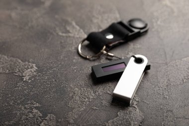 Siyah mermer arka planda kripto para donanımı soğuk cüzdan. Soğuk cüzdan. Kazanç ve yatırım kavramı. Kopyalanacak yer.