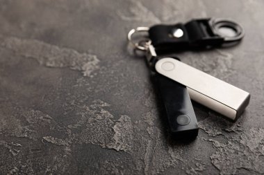 Siyah mermer arka planda kripto para donanımı soğuk cüzdan. Soğuk cüzdan. Kazanç ve yatırım kavramı. Kopyalanacak yer.