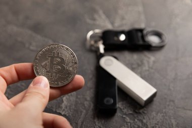 Şifreli para donanımının arka planında kara mermer arka planda duran soğuk cüzdanda bitcoin bulundu. Soğuk cüzdan. Kazanç ve yatırım kavramı. Kopyalanacak yer.