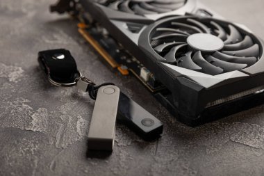 Kripto para donanımı soğuk cüzdan ve kara mermer arka planda madencilik için video kartı. Soğuk cüzdan. Kazanç ve yatırım kavramı. Kopyalanacak yer.